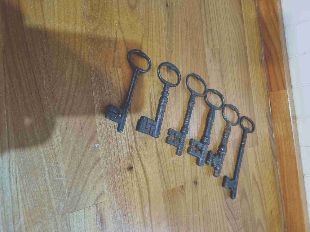 6 18th or earlier cast iron lock keys